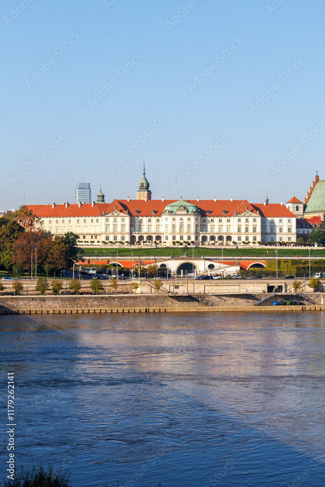 Obraz premium Warsaw Castle and old town at Vistula river portrait format in Warsaw, Poland