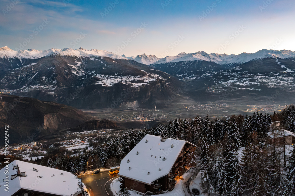 Φωτογραφία La ligne de crête des Alpes et la vallée du Rhône, en Valais, depuis la station de ski d'Anzère