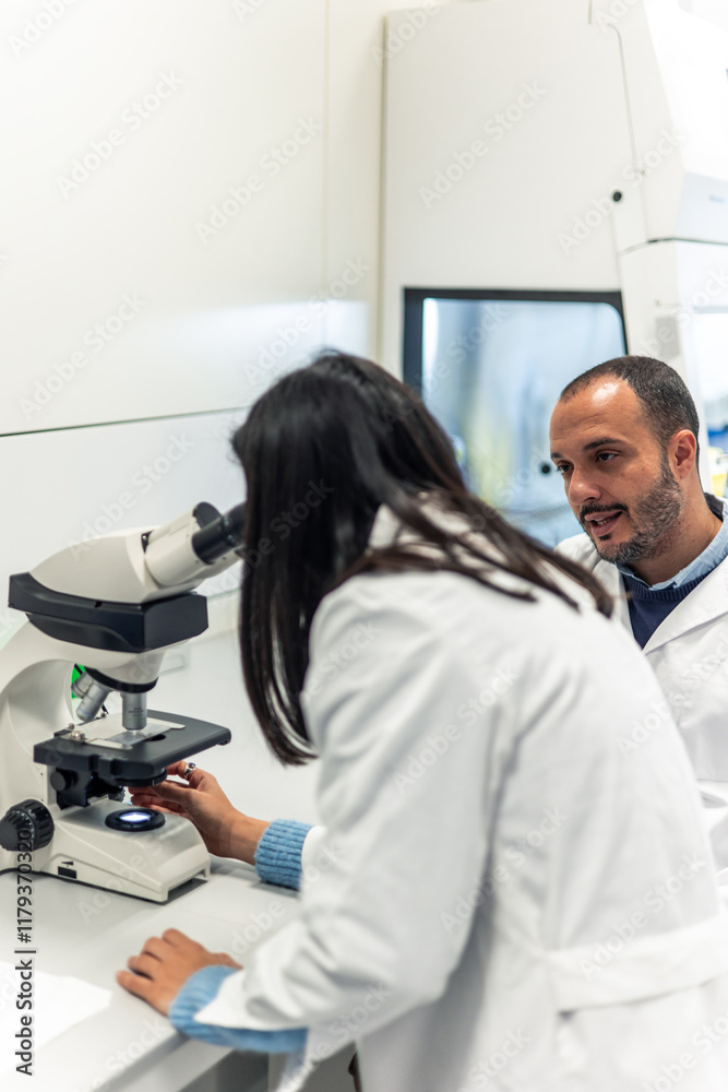 Obraz premium Scientists working together with microscope in laboratory