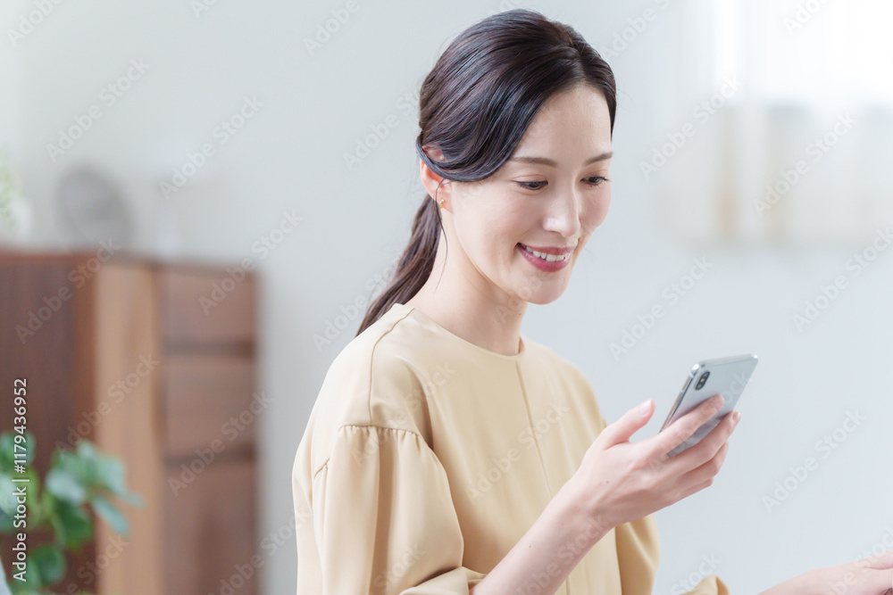 スマホを使う女性 スマホを使う女性