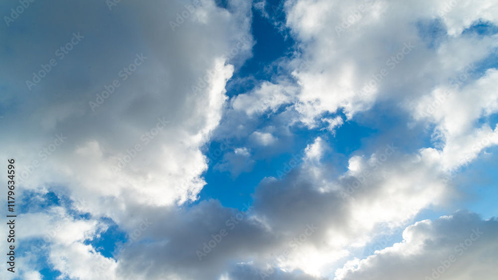 Fototapeta premium Himmel Blau mit Wolken grafisch Hintergrund