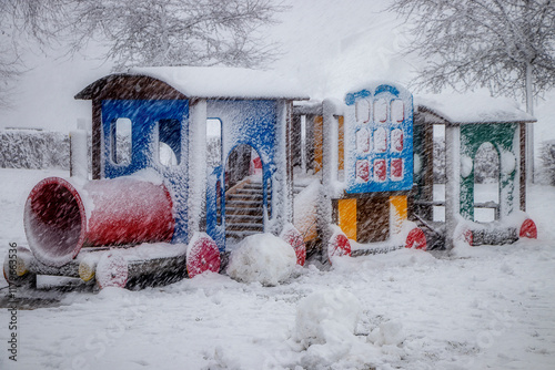 Eisenbahn auf Spielplatz im Schnee