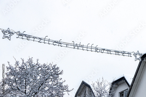 Willkommensschild im Schnee