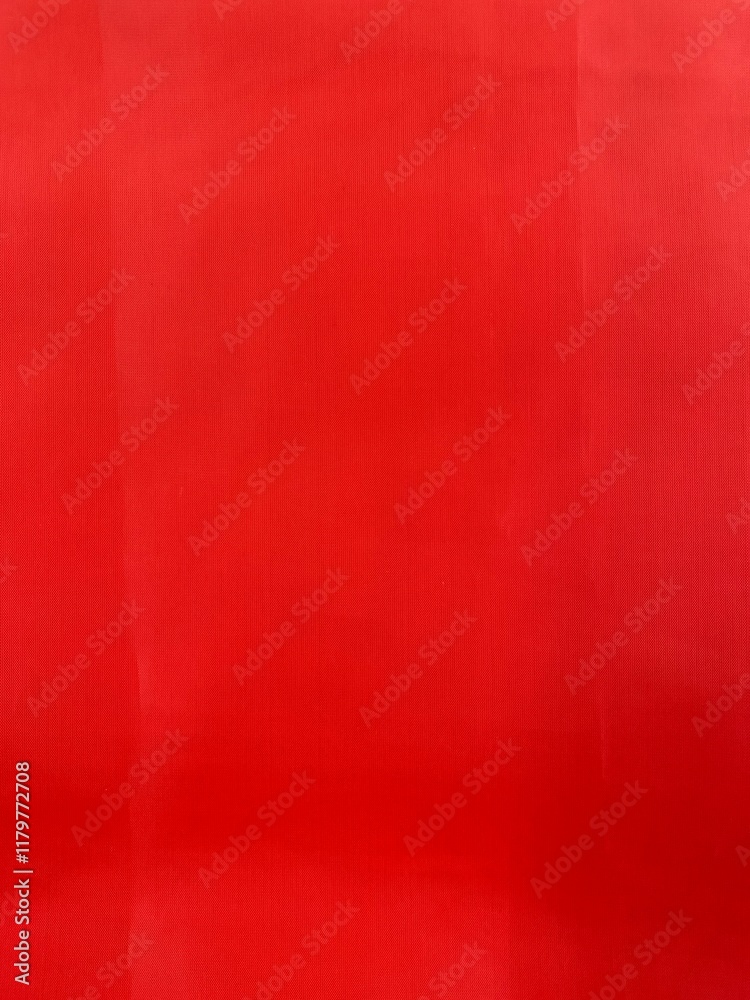 Fototapeta premium Rote Stoffbahn als Hintergrund mit Falten und Reflexion