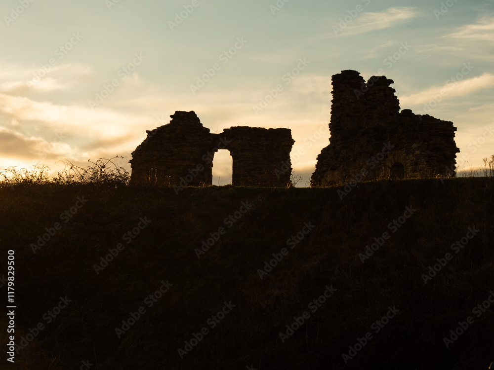 Obraz premium Sandal castle ruins silhouette in Yorkshire at sunset wide landscape 
