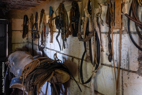 Utensilios de Ganadería Colgados en el Refugio