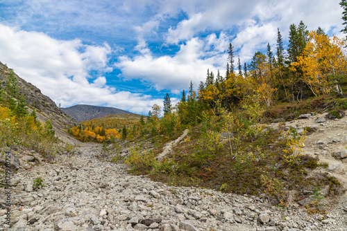 Obraz na płótnie View to Khibiny mountains near Mannepakhp river. Early autumn in arctic tundra region. Kola peninsula, Murmansk region, Russia. w salonie