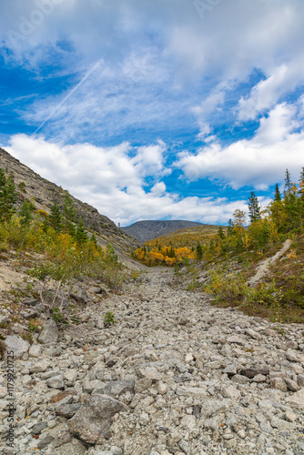 Obraz na płótnie View to Khibiny mountains near Mannepakhp river. Early autumn in arctic tundra region. Kola peninsula, Murmansk region, Russia. w salonie