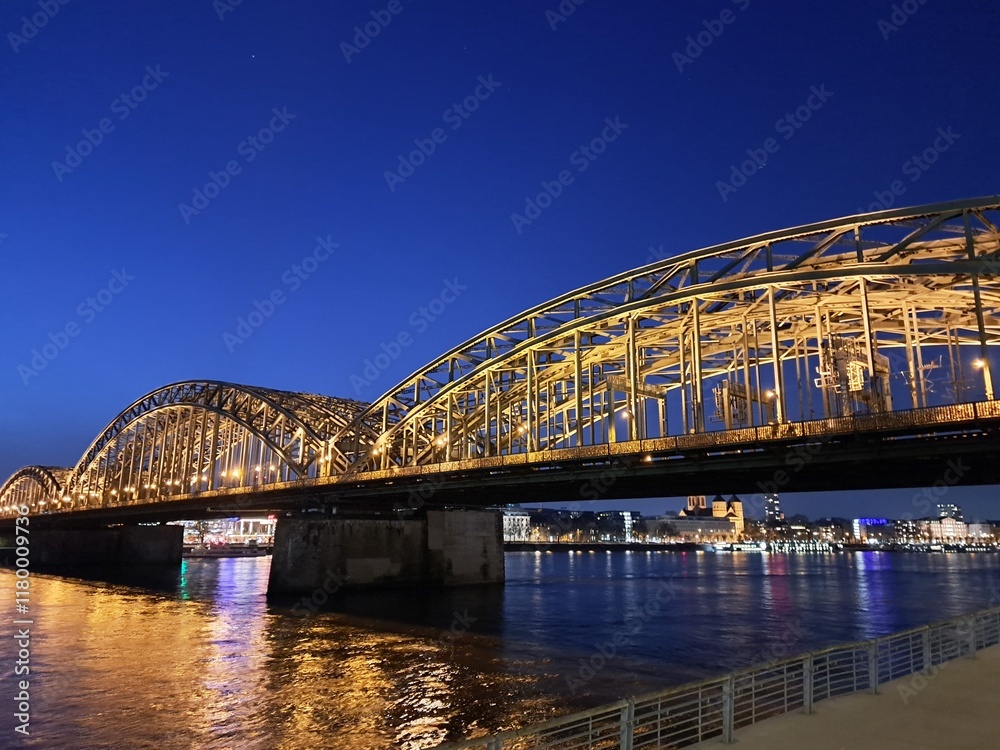 Obraz premium Die Hohenzollernbrücke in Köln über den Rhein