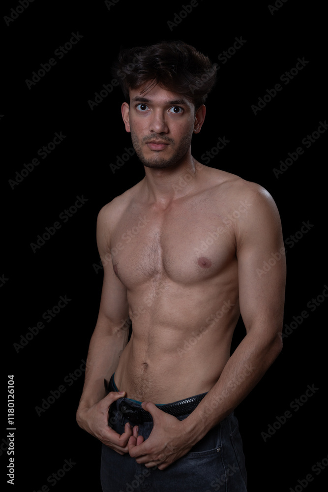 Fototapeta premium Junger muskulöser Mann aus Indien mit freiem Oberkörper