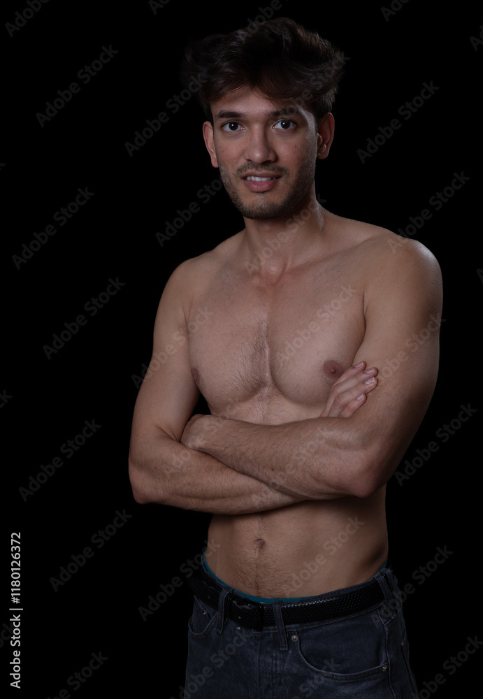 Fototapeta premium Junger muskulöser Mann aus Indien mit freiem Oberkörper