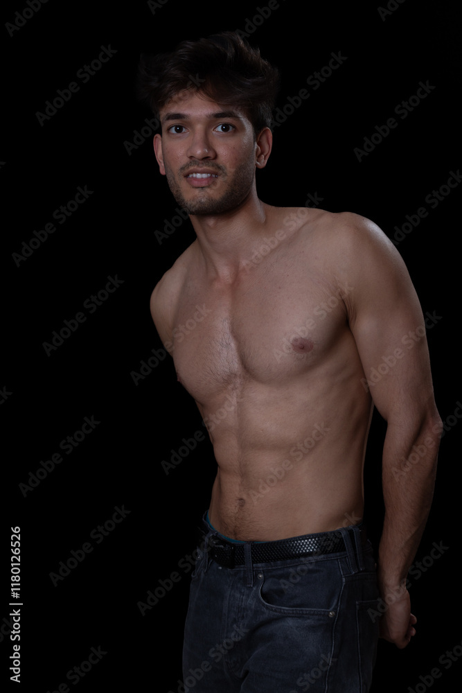 Fototapeta premium Junger muskulöser Mann aus Indien mit freiem Oberkörper