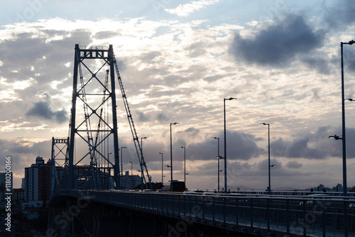 nublado e a Ponte Hercílio Luz símbolo da cidade de Florianópolis e de Santa Catarina Brasil