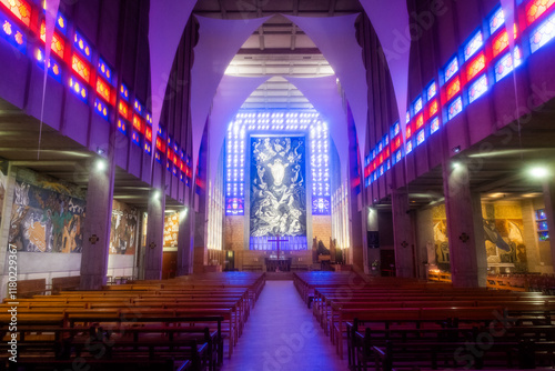 intérieur de l'église de la ville de Montrouge dans la banlieue parisienne en France