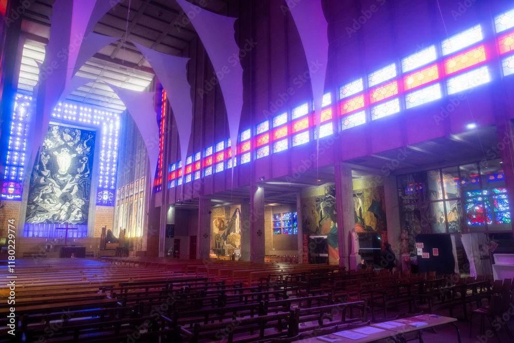 Obraz premium intérieur de l'église de la ville de Montrouge dans la banlieue parisienne en France