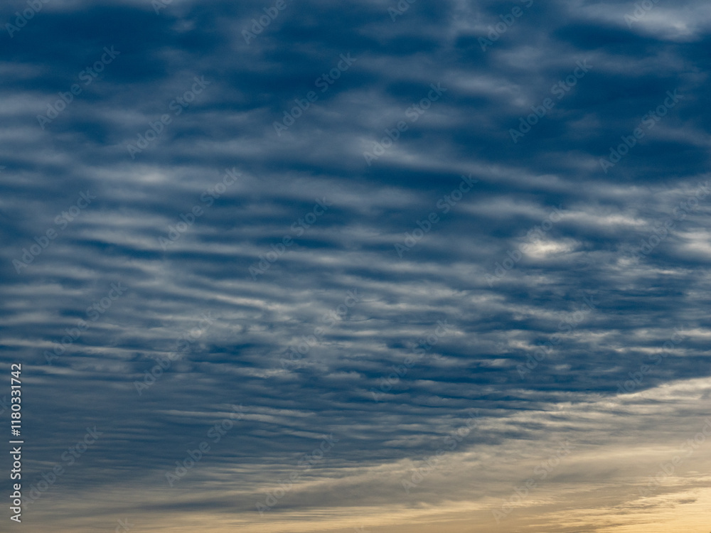 Fototapeta premium Wolkenhimmel im Winter