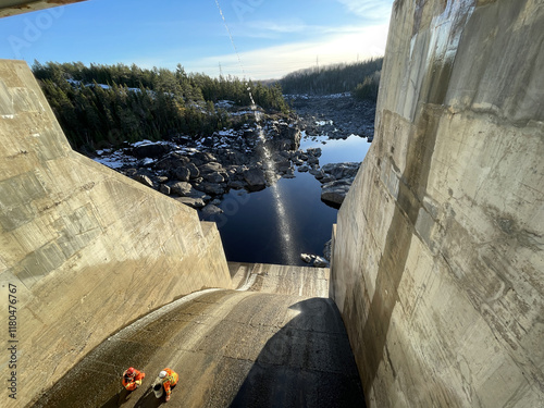 Foto Travaux en hauteur homme araignée cordiste barrage santé sécurité béton