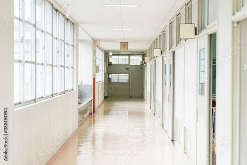 小学校・中学校・高校の校舎・学校の廊下

