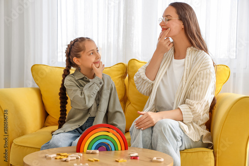 Female speech therapist wor...