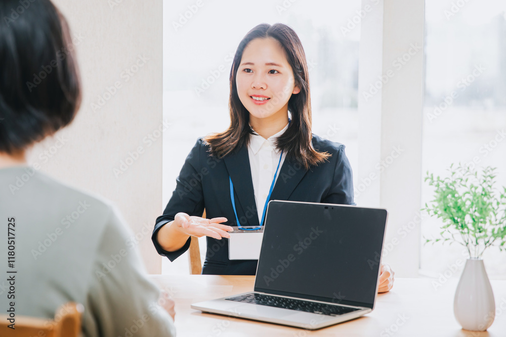 お客様にPCでご案内する営業マン
A salesman giving a customer a guided tour on a PC お客様にPCでご案内する営業マン
A salesman giving a customer a guided tour on a PC
