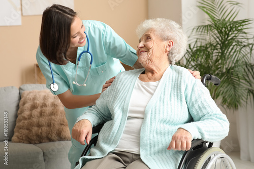 Young nurse with senior wom...