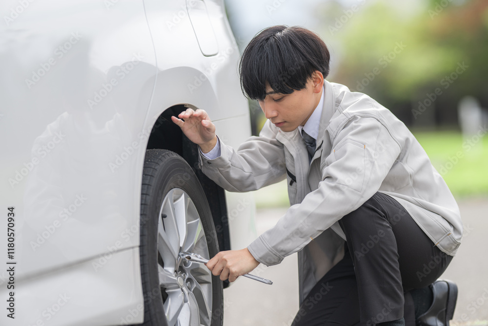 車と作業服男性 車と作業服男性