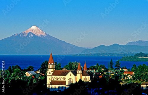 Cidade de Puerto Varas e vulcÃ£o Osorno. Chile.