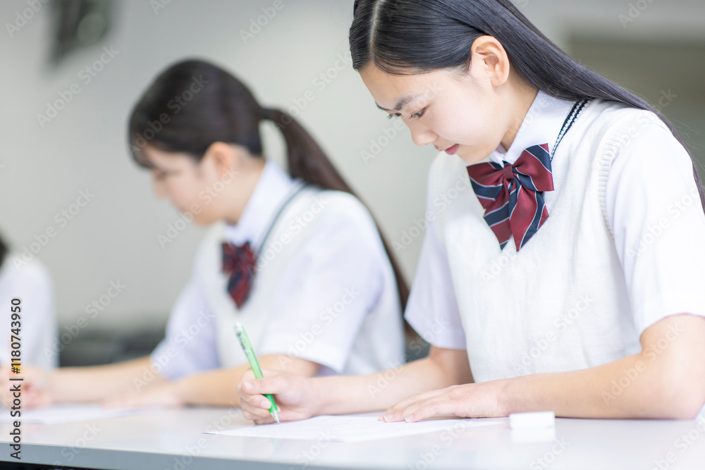 試験を受ける学生