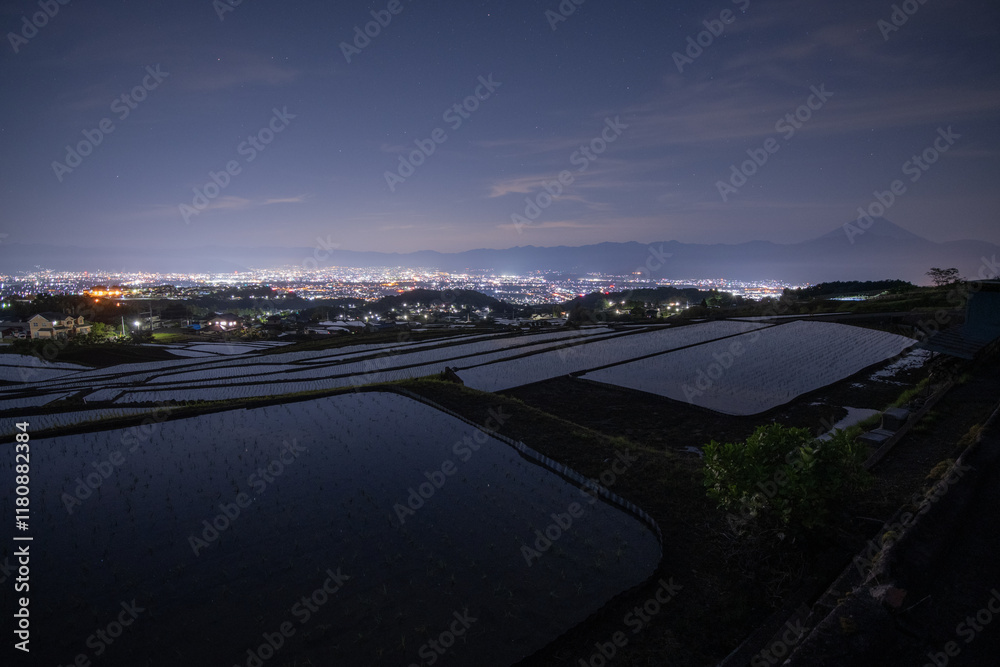 山梨県南アルプス市、星空の棚田と街明かり 山梨県南アルプス市、星空の棚田と街明かり