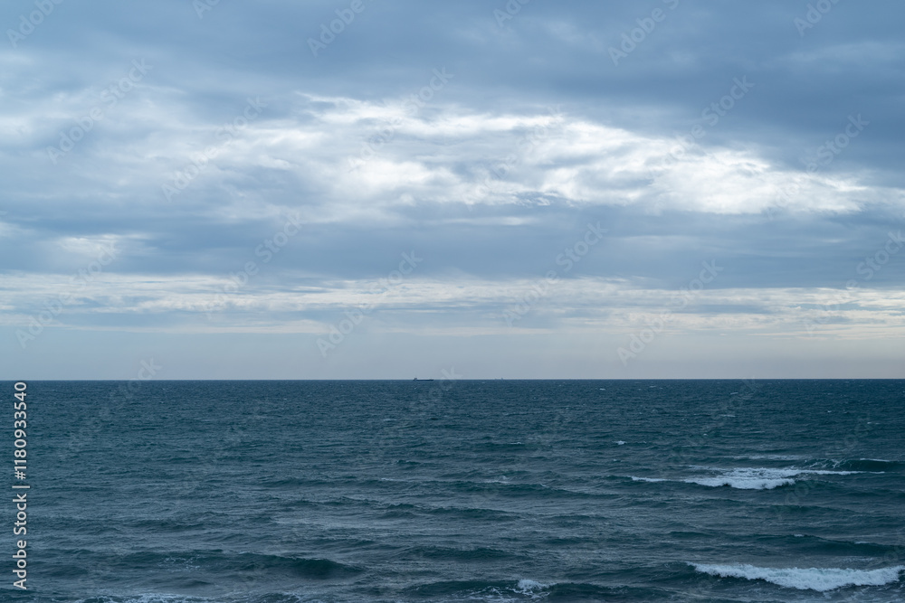 Obraz premium 雲と水平線が続く広い海 