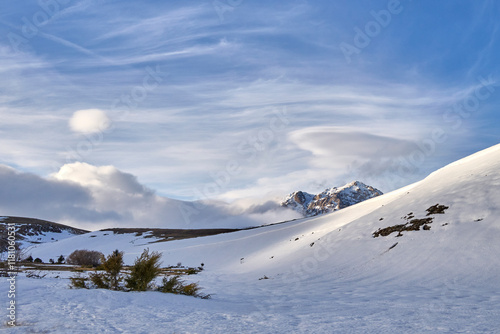 Gran Sasso: giornata invernale a Campo Imperatore con nubi lenticolari - Abruzzo photo