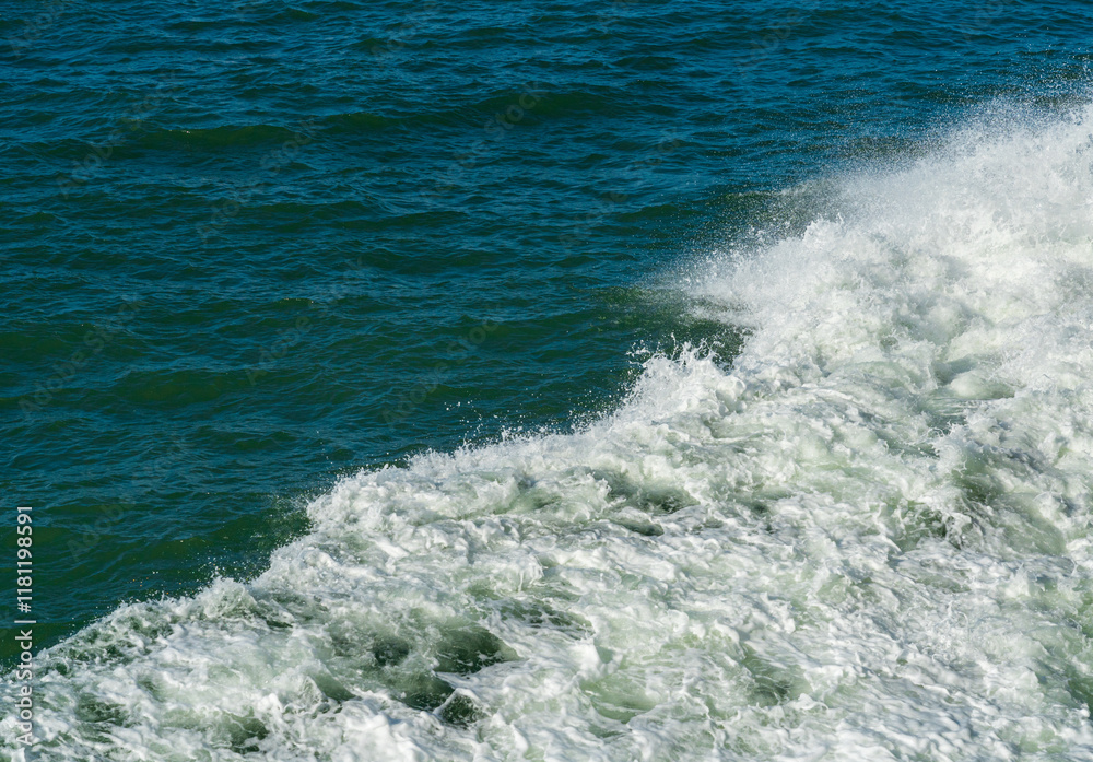 Obraz premium Captivating Ocean Waves Creating a Serene Atmosphere