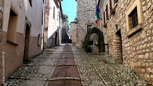 Il borgo medievale di Fumone, Frosinone, Lazio, Italia.
Vista della porta, ingresso principale all'antico borgo. photo