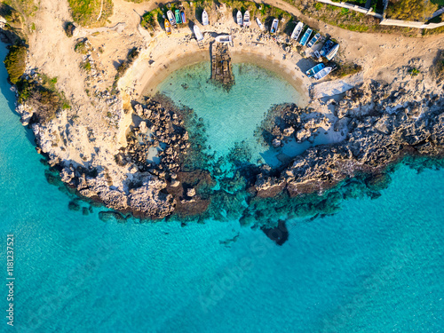 Fotografía Porticciolo con le barche e il mare turchese - Vista aerea top-down - Salento, M