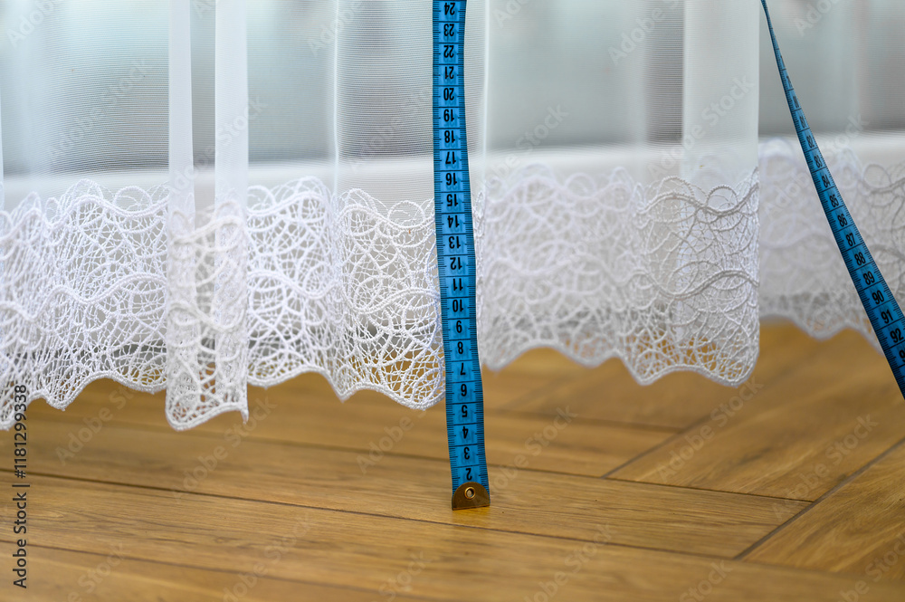 Obraz premium Miara zwisająca wzdłuż firanki, mierzyć odstęp firanki od podłogi 
