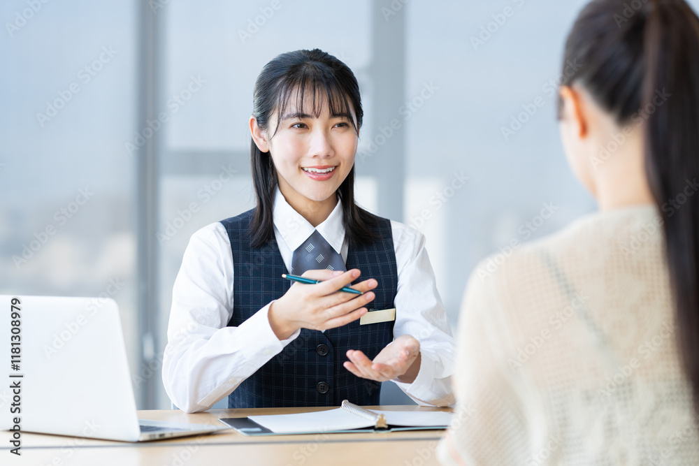若い女性のカウンセリングをするビジネスウーマン 撮影協力:学校法人電波学園 東京電子専門学校 若い女性のカウンセリングをするビジネスウーマン 撮影協力:学校法人電波学園 東京電子専門学校