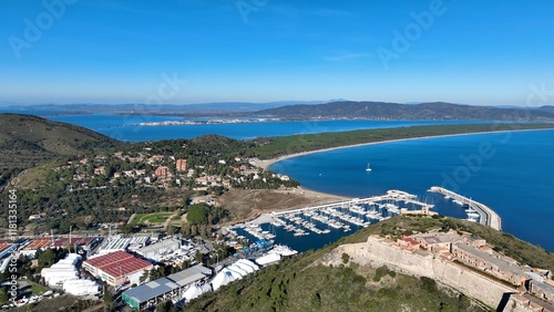 Fotografia Porto Ercole, esclusiva località turistica di mare in Toscana, Monte Argentario, Italia