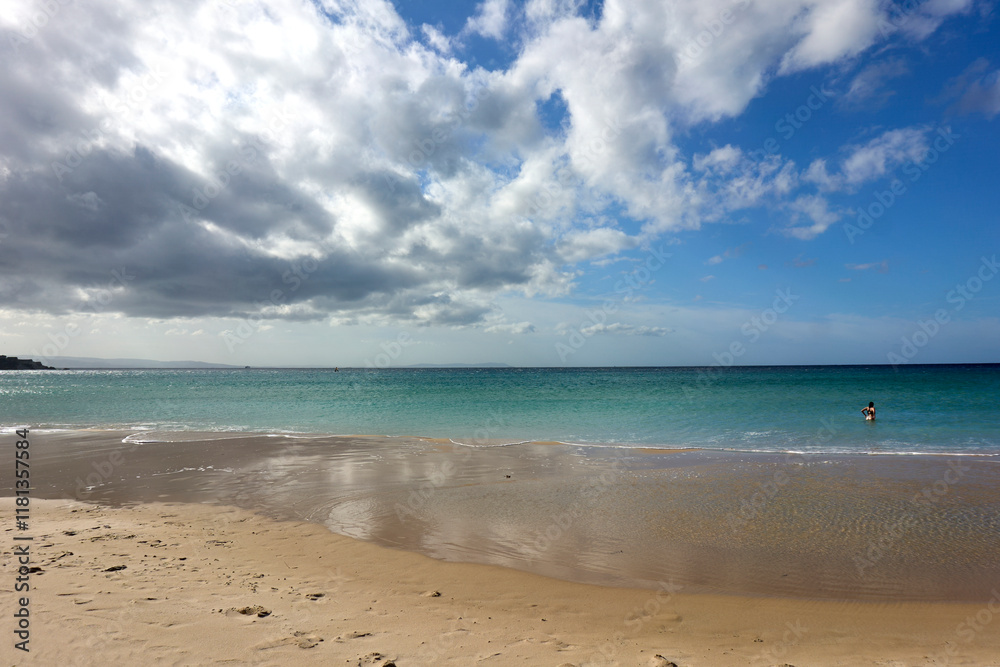 La playa Balneario en la localidad de Tarifa, Cadiz, Andalucia (España) en una mañana soleada de invierno permite el descanso y la relajación de los espacios tranquilos y sin turistas. La playa Balneario en la localidad de Tarifa, Cadiz, Andalucia (España) en una mañana soleada de invierno permite el descanso y la relajación de los espacios tranquilos y sin turistas.