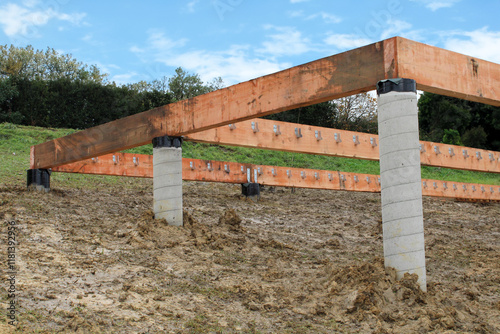 Tablou pe pânză Tube de coffrage en béton fondation de maison sur sol argileux