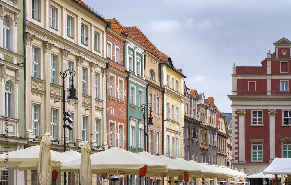 Obraz premium Colorful Buildings Line Poznan Market Square With Cozy Cafes, Poland
