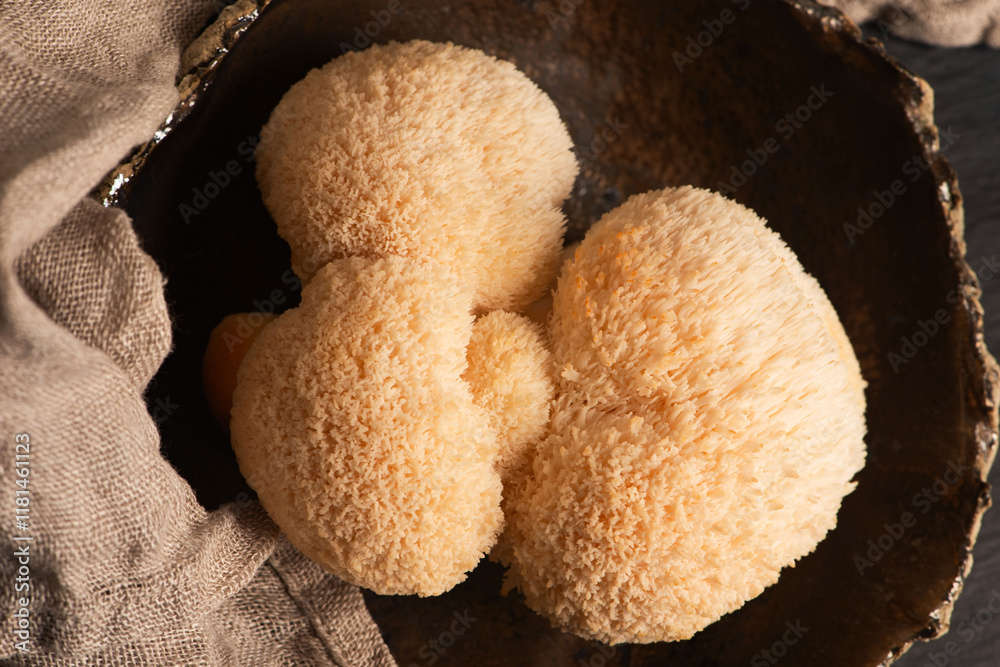 Φωτογραφία Hericium erinaceus mushroom monkey head mushroom, bearded tooth fungus, bearded hedgehog mushroom, pom pom, lion`s mane mushroom