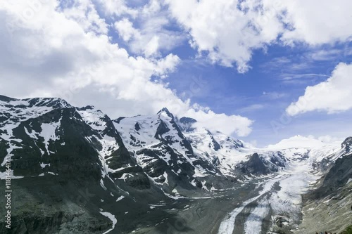Wallpaper Mural Alpenlandschaft mit Gletscher und schneebedeckten Bergen im Sommer – Zeitrafferaufnahme Torontodigital.ca