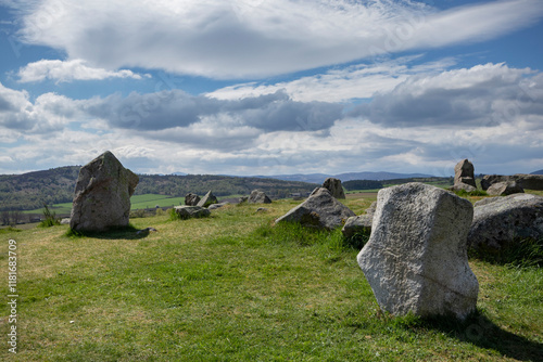 Foto Exploring the Ancient Tomnaverie Stone Circle in Scotland Surrounded by Lush Cou