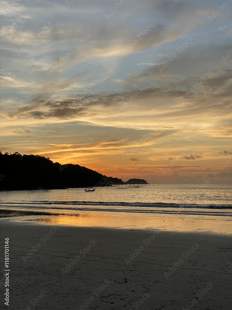 Obraz premium Golden Sunset Over Peaceful Beach