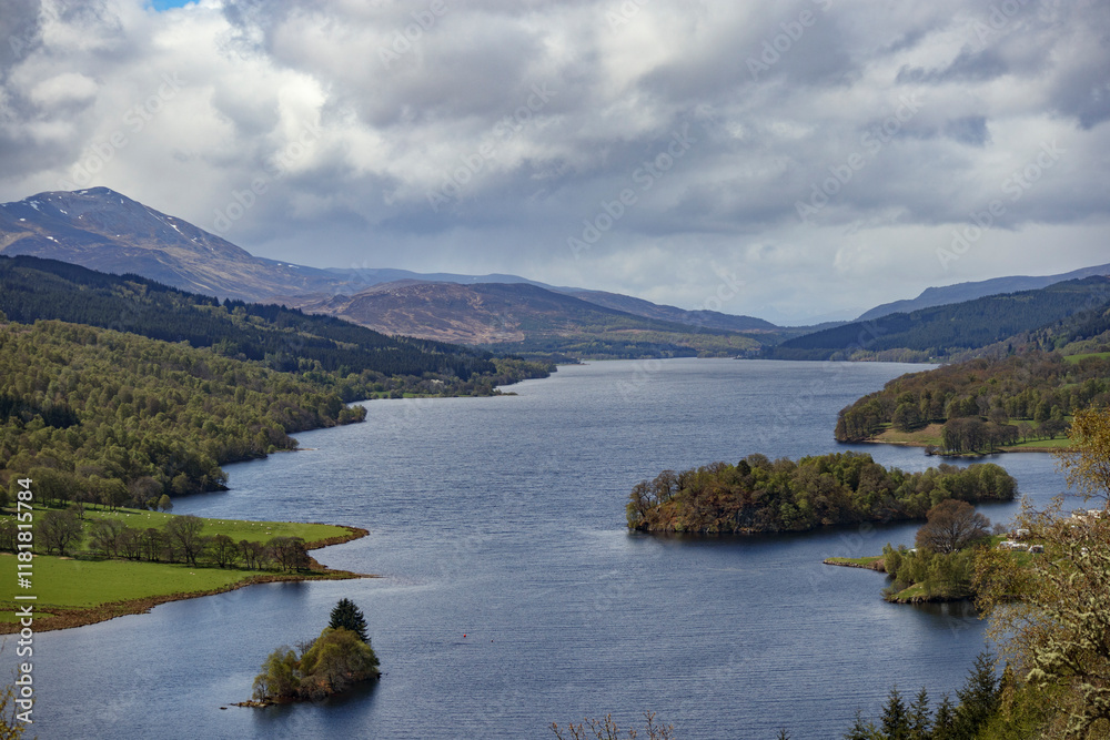 Obraz premium Scenic view of Queen's View overlooking Loch Tummel and surrounding landscapes in Scotland during a cloudy day
