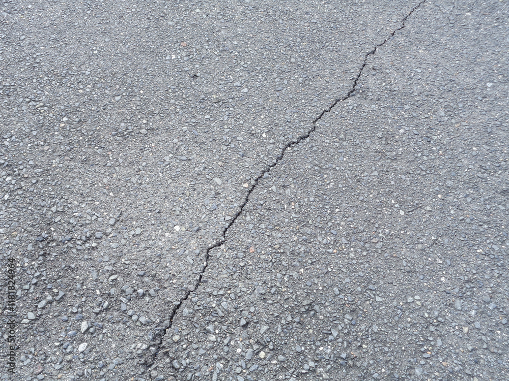 Obraz premium ひびの入ったアスファルト舗装