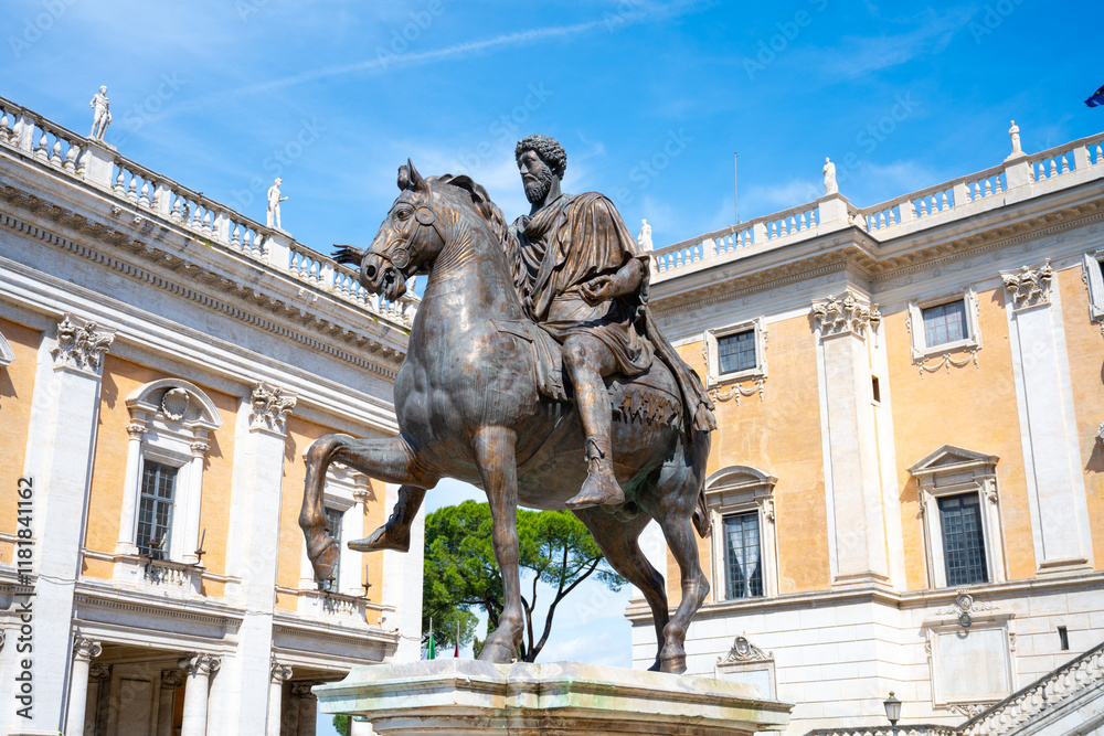 Φωτογραφία The majestic equestrian statue of Marcus Aurelius stands prominently on Capitoline Hill, showcasing Roman artistry and history against the backdrop of a clear blue sky