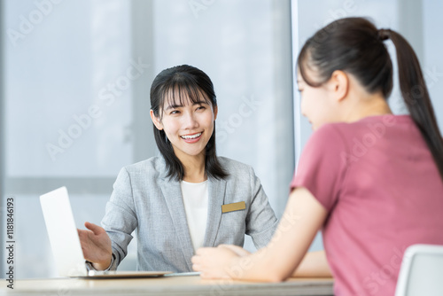 若い女性の相談にのるビジネスウーマン　撮影協力：学校法人電波学園　東京電子専門学校 photo