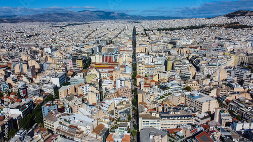 Foto aérea do centro urbano de Atenas, Grécia, mostrando a arquitetura clássica e histórica da cidade, com destaque para a famosa Acrópole e os monumentos que compõem o patrimônio cultural grego