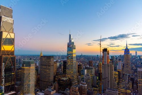 Obraz na płótnie Manhattan skyline under a colorful sky at sunset w salonie
